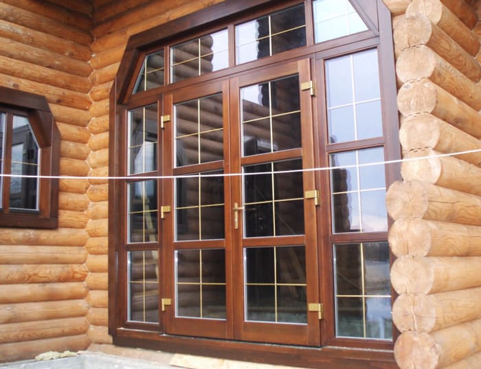 Деревянные входные двери со стеклопакетом 